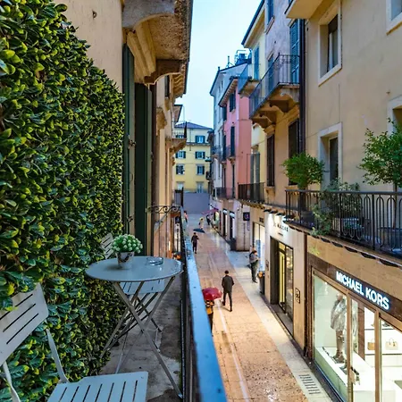 -near Arena & Giuletta- Pet Friendly Mazzini Palace Apartment *